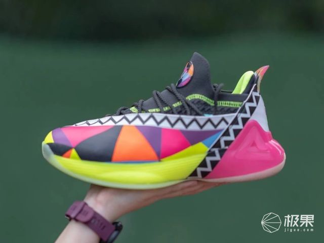 小姐姐上脚的鞋,帕克上脚篮球鞋