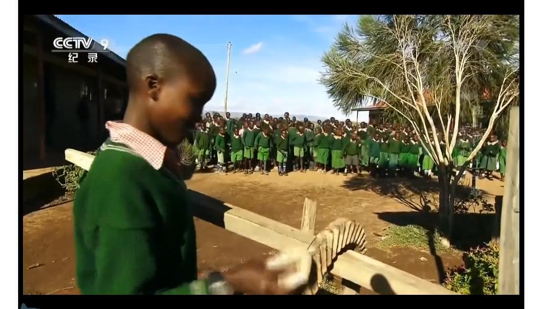 非洲小孩艰难的上学路：每天都在赌命，要是没回家就是被狮子吃了