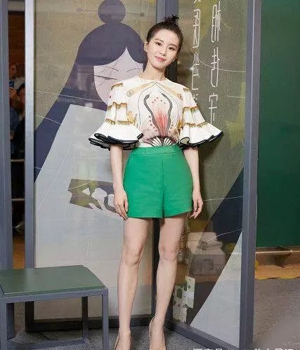 刘诗诗身穿针织衫配彩条纹阔腿裤,刘诗诗白衬衫搭刺绣裙造型清爽