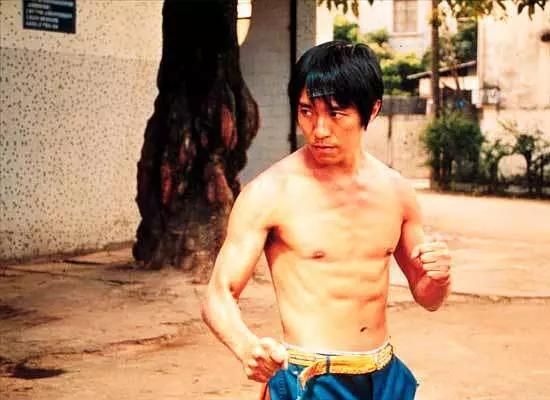 少林足球周星驰坐在垃圾堆旁,少林足球映照现实