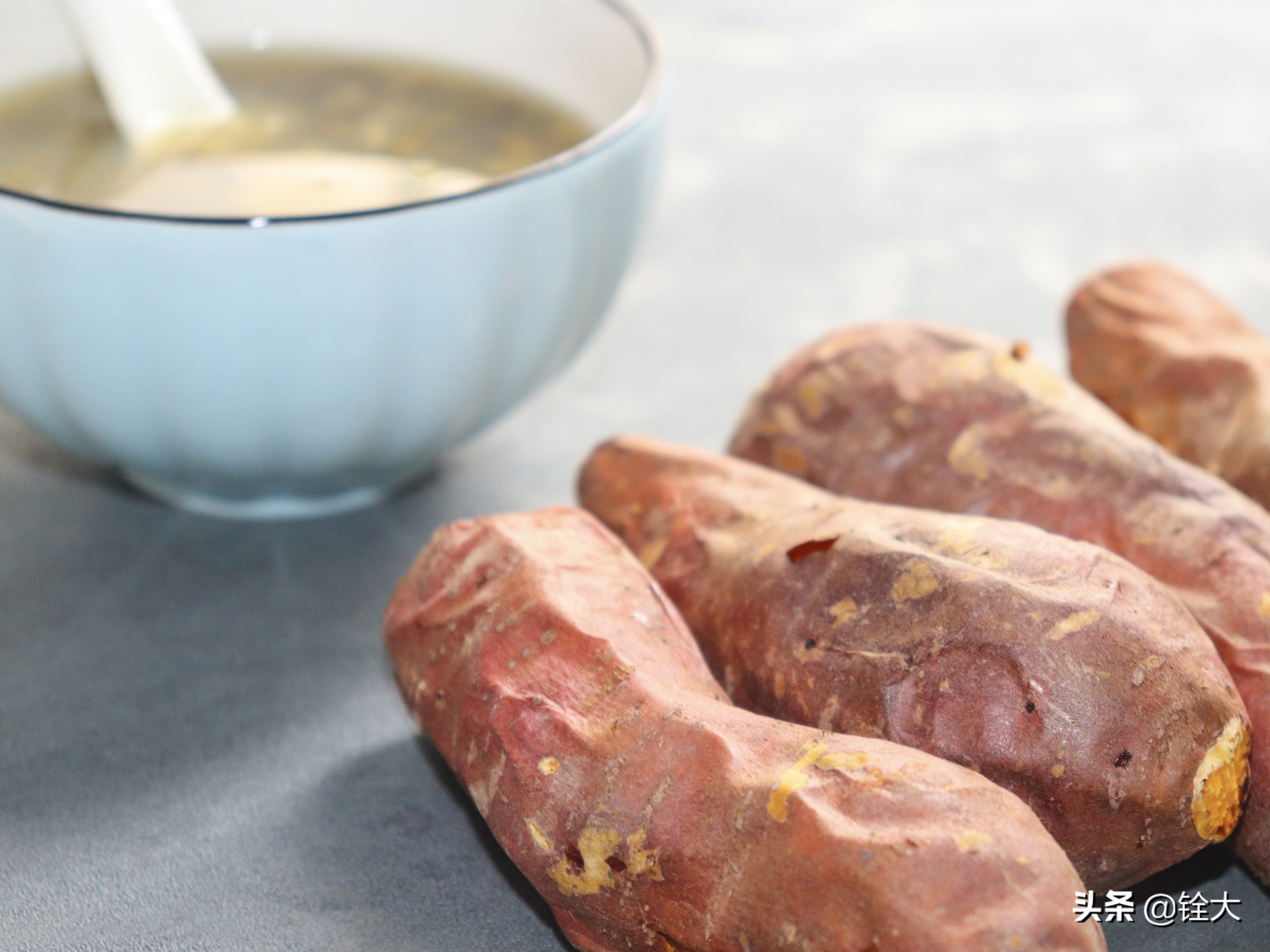 烤红薯香甜可口，而且还是“含钾”之王，再来一碗绿豆汤，美得很