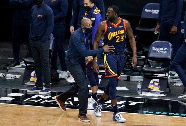 坑勇士!夺冠核心变毒瘤,球场恶习引起公愤,球迷:交球场