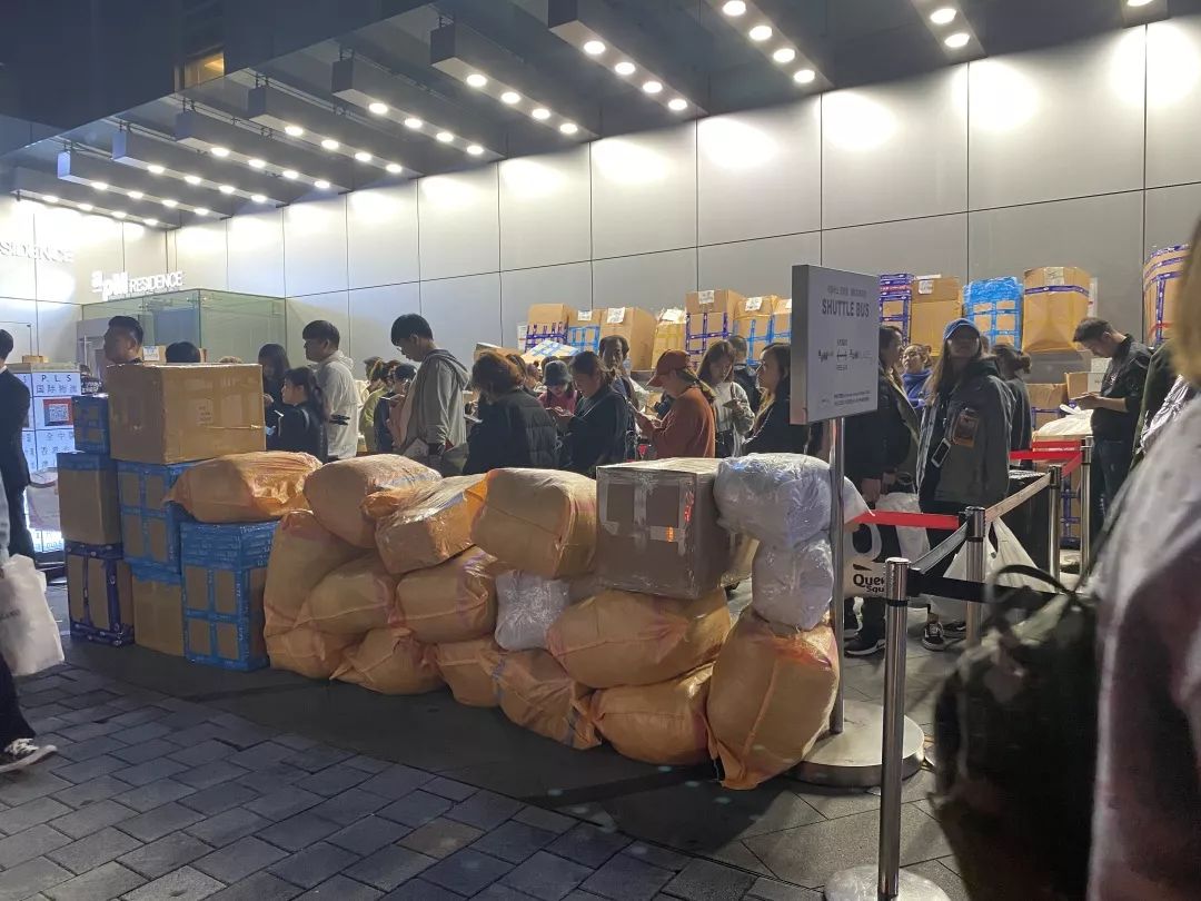 00后靠卖衣服三个月赚了一百万,中国小伙卖衣服赚6000