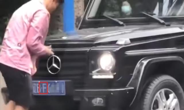 足协主席带头违规!陈戌源视察开会当众吸烟,让人想起于汉超