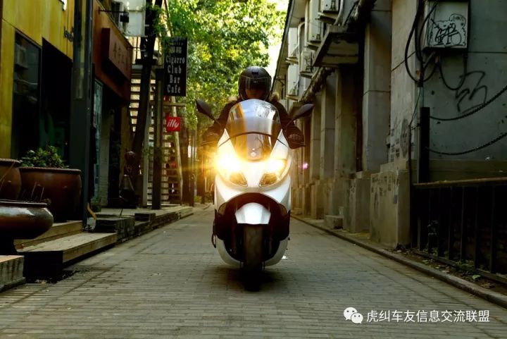 16年贝纳利银刃250现在值多少钱,贝纳利银刃250踏板摩托车跑偏