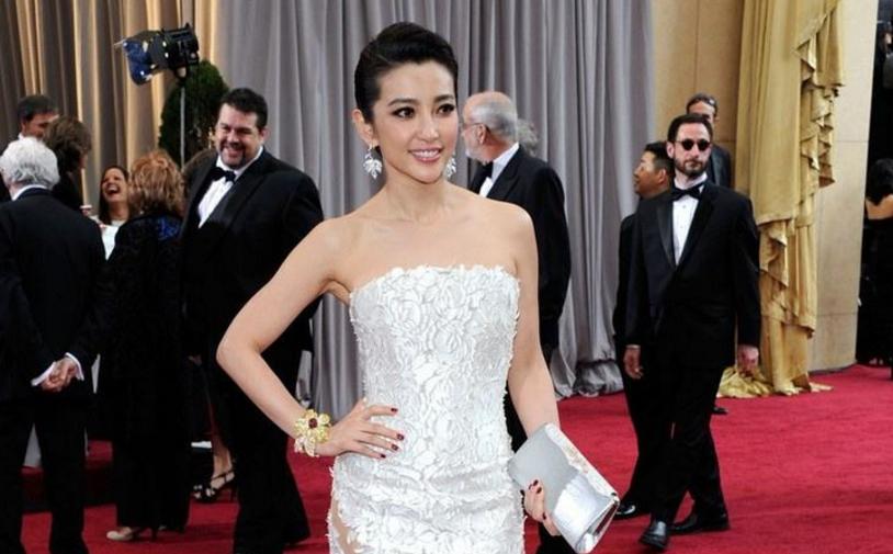 女明星的红毯礼服都只穿一次,那走完红毯后,礼服要怎样处理