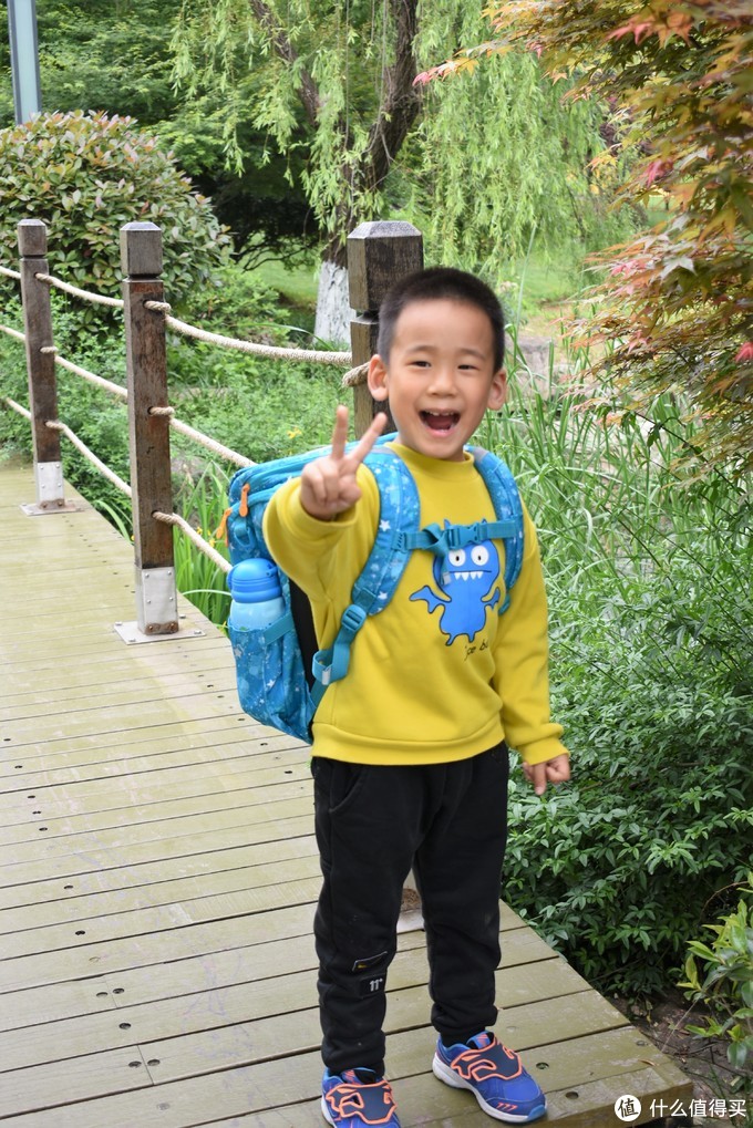 别让孩子输在起跑线，背上GMT for Kids挪威小方包，轻便 舒适 充裕