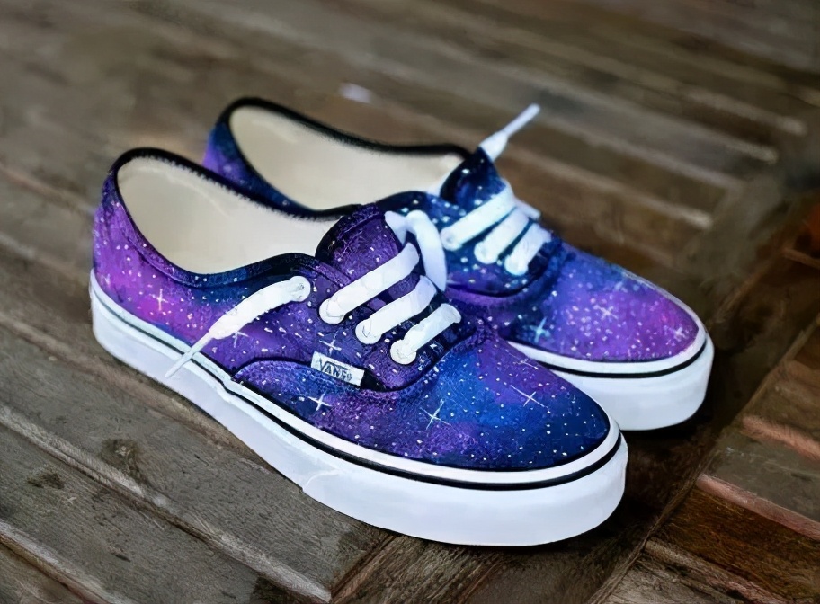 穿腻了小白鞋可以这样来改造,教你把小白鞋变潮流