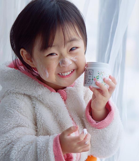 为什么涂了宝宝霜脸上很疼,宝宝脸上涂了保湿霜后还是很干