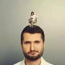 当你走进客人的房间，发现一女客正在裸浴你应该怎么办？