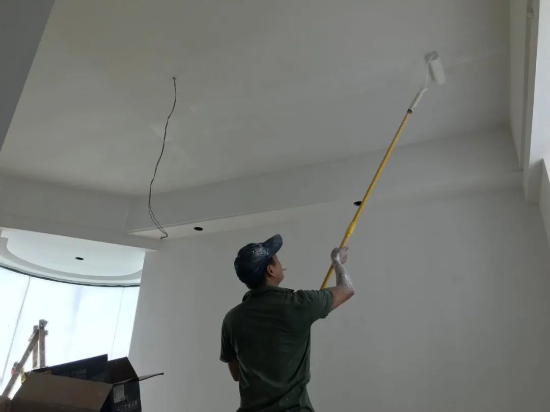 刮腻子时墙面刷什么油漆 (墙面刮腻子刷墙漆注意事项)