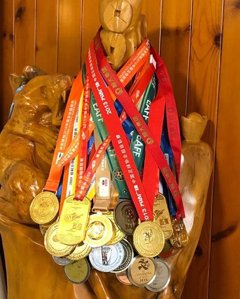 恒大球迷感人,广州恒大球迷感动落泪