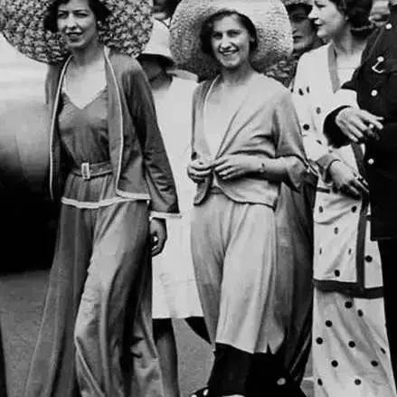 洋气上档次吊带裙秋冬内搭,今年最火的吊带裙内搭