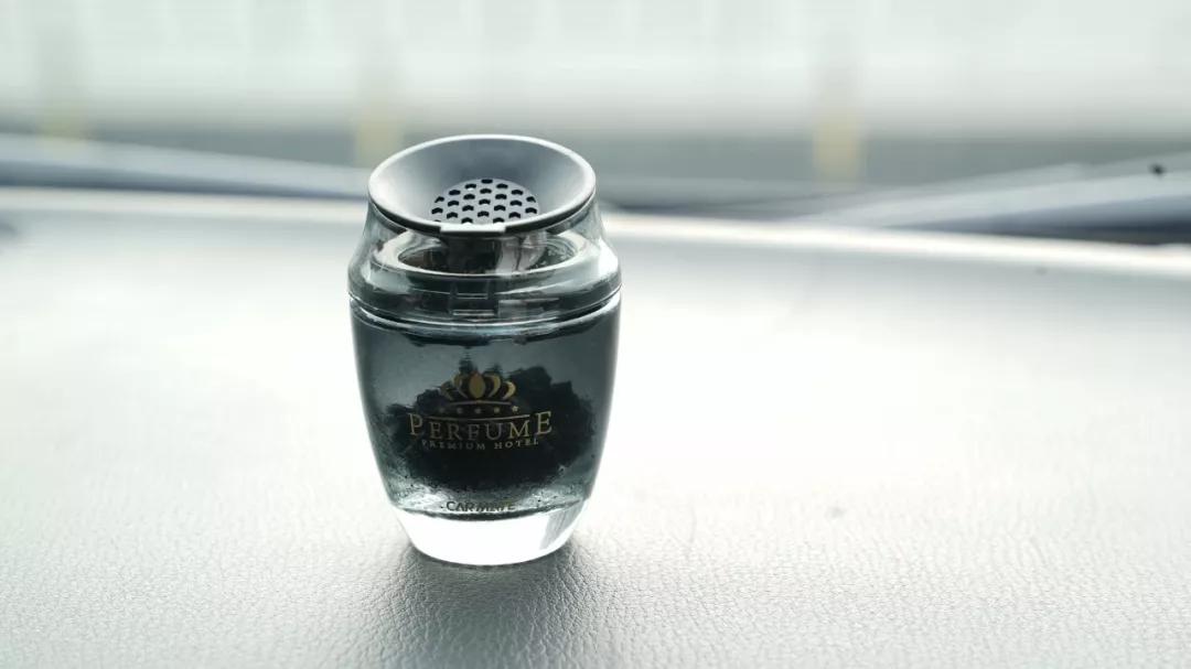 把熔岩石装进车里，散发出迷人的香气，天然健康，营造愉悦的氛围