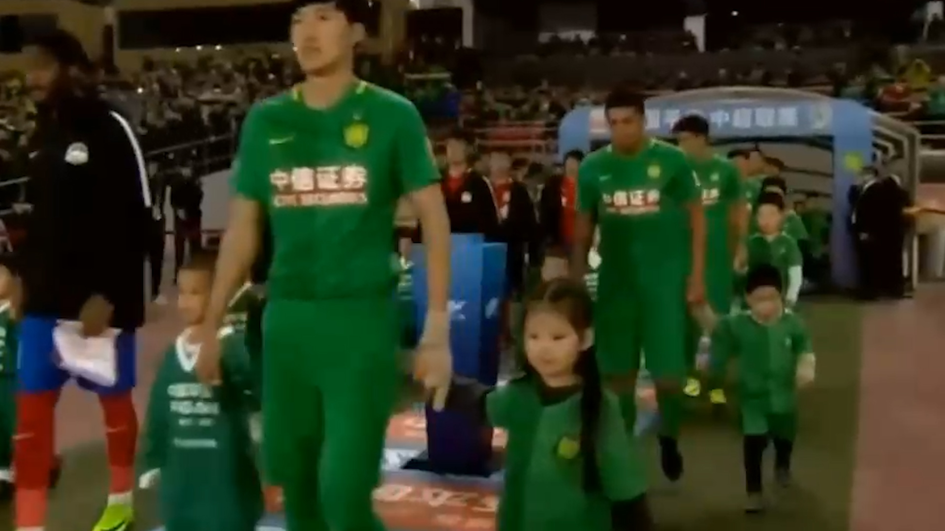 岳云鹏向男足道歉，高峰被国安粉丝堵，女足胜利后德云社争议不断