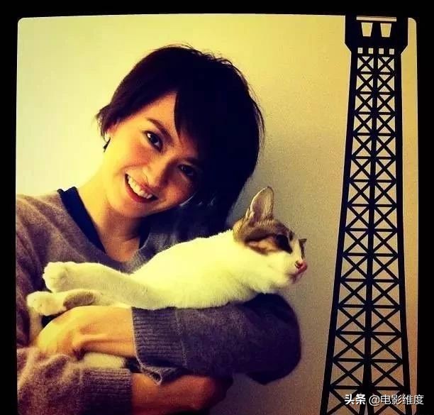 44岁梁咏琪晒和女儿照片 (梁咏琪怎样认识西班牙老公)