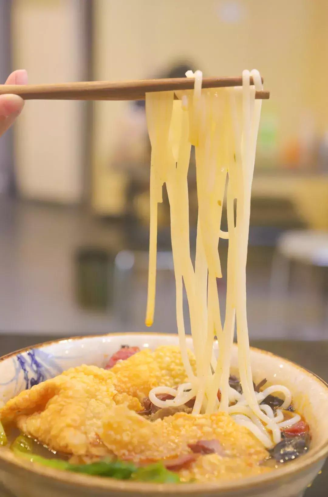 掐着鼻子分辨不出来饮料味道,螺蛳粉到底有何魅力