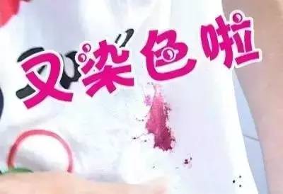 白衣服有污渍如何处理,衣服上的顽固污渍怎么处理