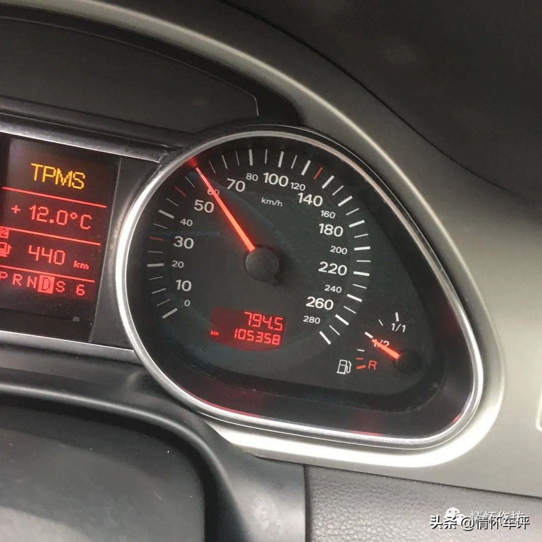 小伙买了一辆奥迪回村,小伙买了台7w的奥迪a7