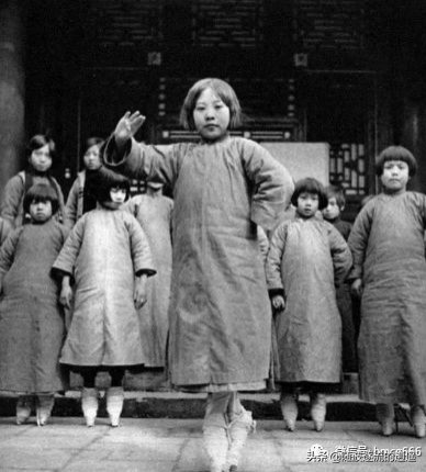 “娘娘袜脚”是赞美？是背后“三寸金莲”的丑陋和残忍