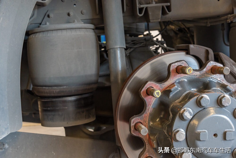 可调空气悬架系统主要由什么组成,弹簧悬架与空气悬架的区别