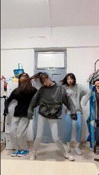 老虎：这是我准备养大吃的，你来凑什么热闹