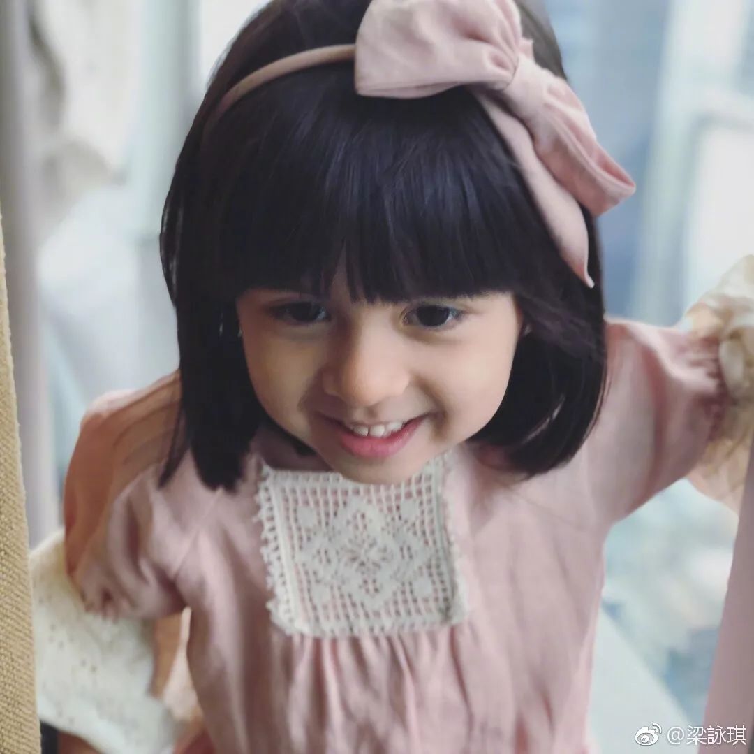 ​都说小糯米神似杨幂美到犯规，梁咏琪女儿的混血颜才堪称一绝
