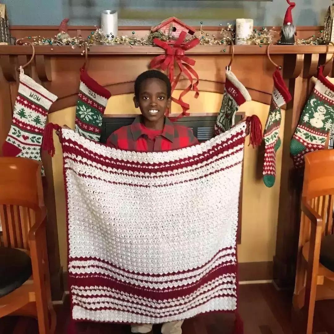 19万人看男生玩编织?从非洲弃婴到全美偶像,11岁男孩用6年逆袭人生...