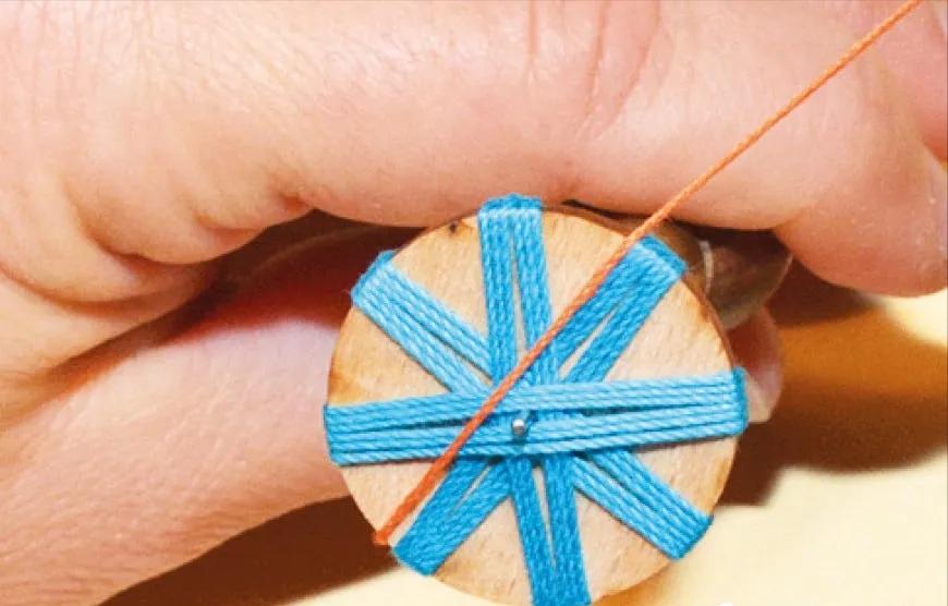 一个圆周边加一点装饰,用彩线做简单的小装饰