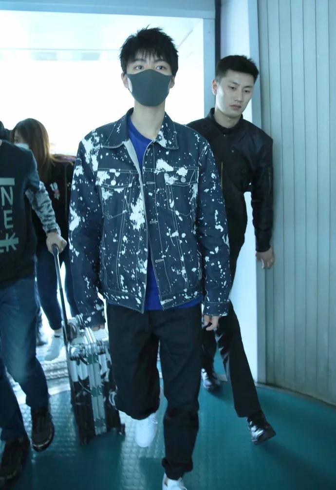 衬衫搭长裤，过度最合适，但我却爱上了王俊凯这件牛仔夹克