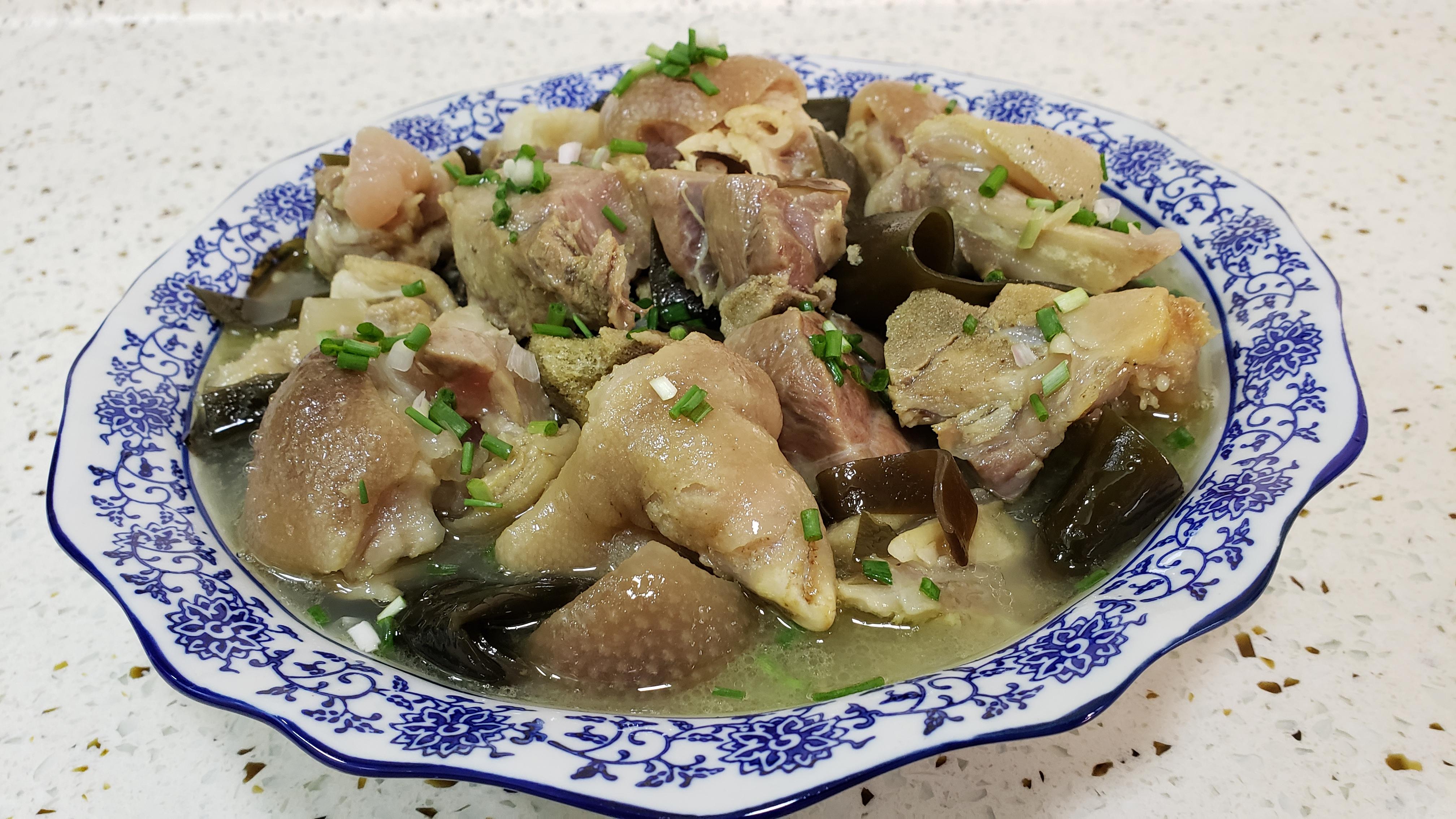 藏了一个冬天的腊猪脚，春天这样做脱骨滑嫩，汤汁香浓，太给力了