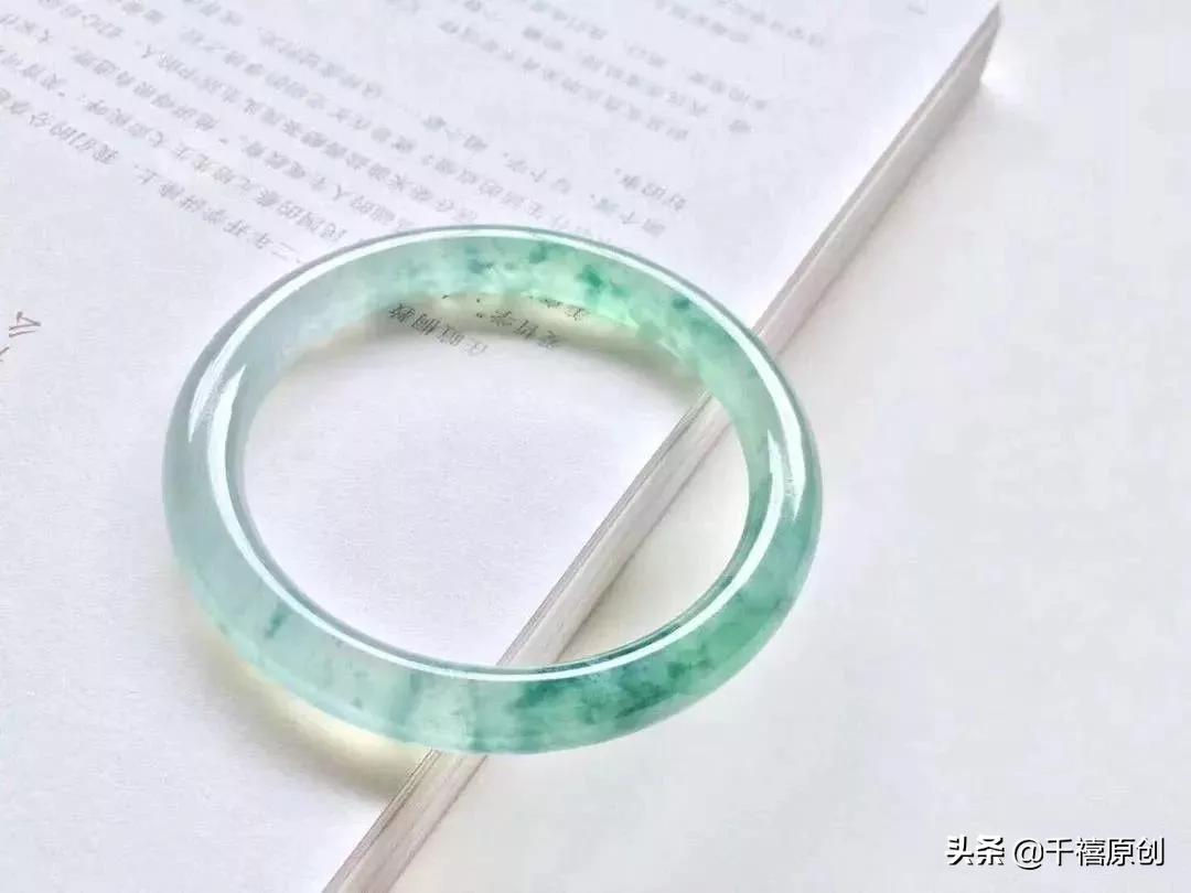 女人佩戴什么样的手镯最养人,女人一生最幸福的玉镯