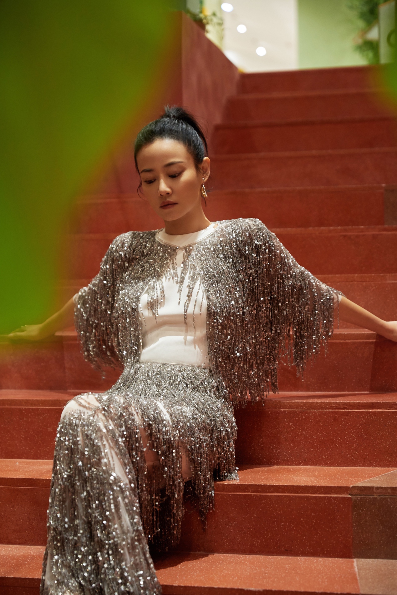 谭卓黑色连衣裙写真,谭卓黑色丝绒抹胸长裙