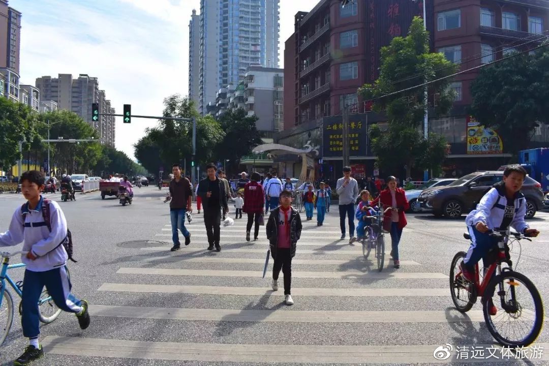 这些在学校周边开了十几年的小吃店，陪伴了多少人的青葱岁月！