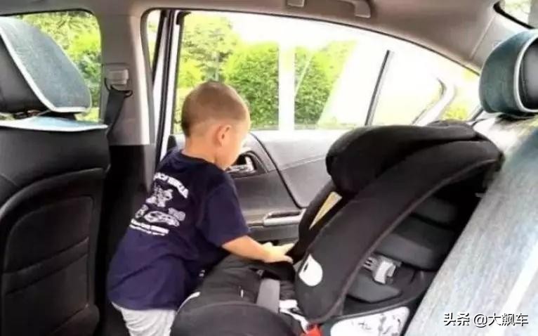 男童被锁车内自救,孩子锁车内如何自救