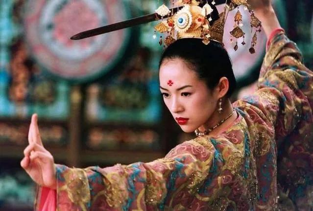 护士小姐用5毛钱的易拉罐，随手一剪猛翻千万倍，网友：手艺牛逼