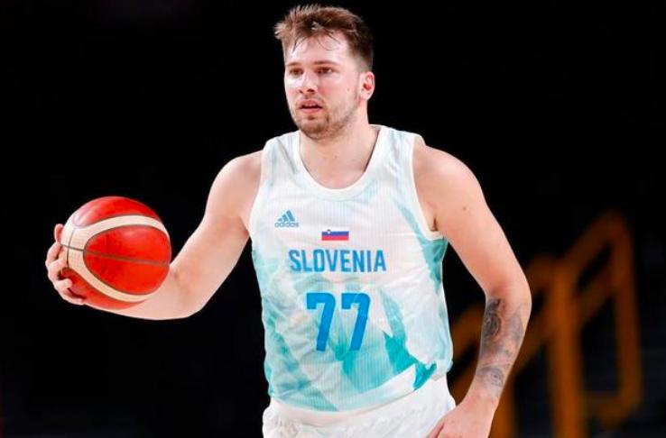 东契奇赛场发怒喷队友,东契奇怒喷教练