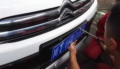 车牌上的四个螺丝装两个可以吗,车牌四个孔只上两个螺丝扣分吗