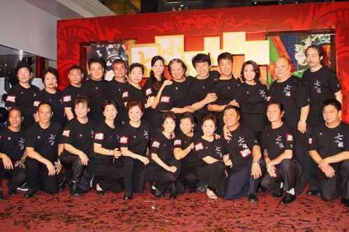 影视巨星洪金宝现身北京,戴大金镶钻链抽雪茄,和朋友相谈甚欢。