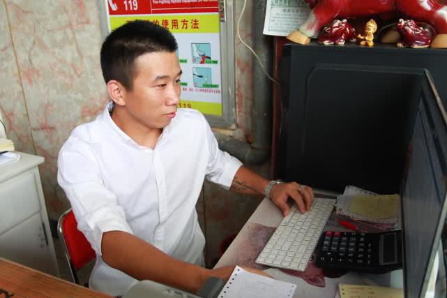 卖海鲜成功案例,小伙卖海鲜怎么赚钱