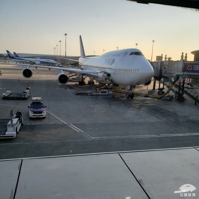 打卡泰航波音747头等舱，贴心空姐疯狂投喂，大龙虾鱼子酱吃到撑