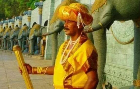 印度网红站神，站立32年一动不动，谁能动摇他奖励1000美金