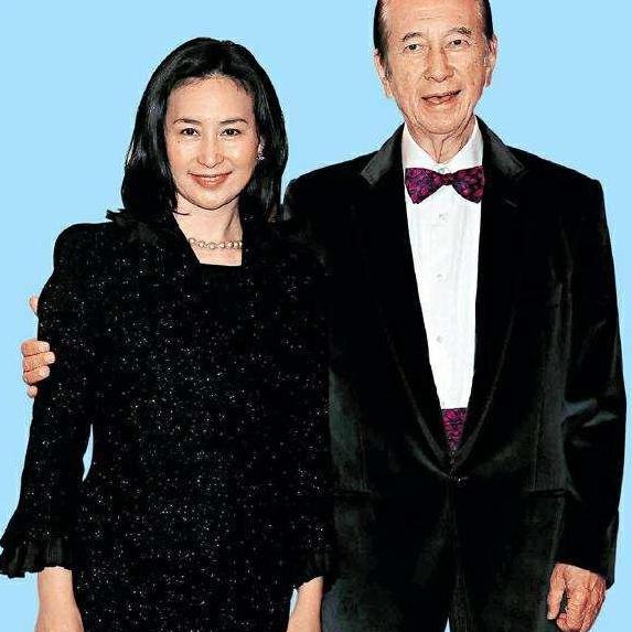 何超琼的传奇人生,何超琼的智慧与超凡的能力