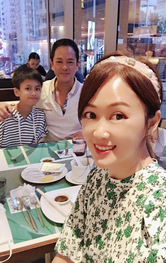 50岁梁小冰小腹凸显,被网友怀疑怀孕,6字回应尽显情商