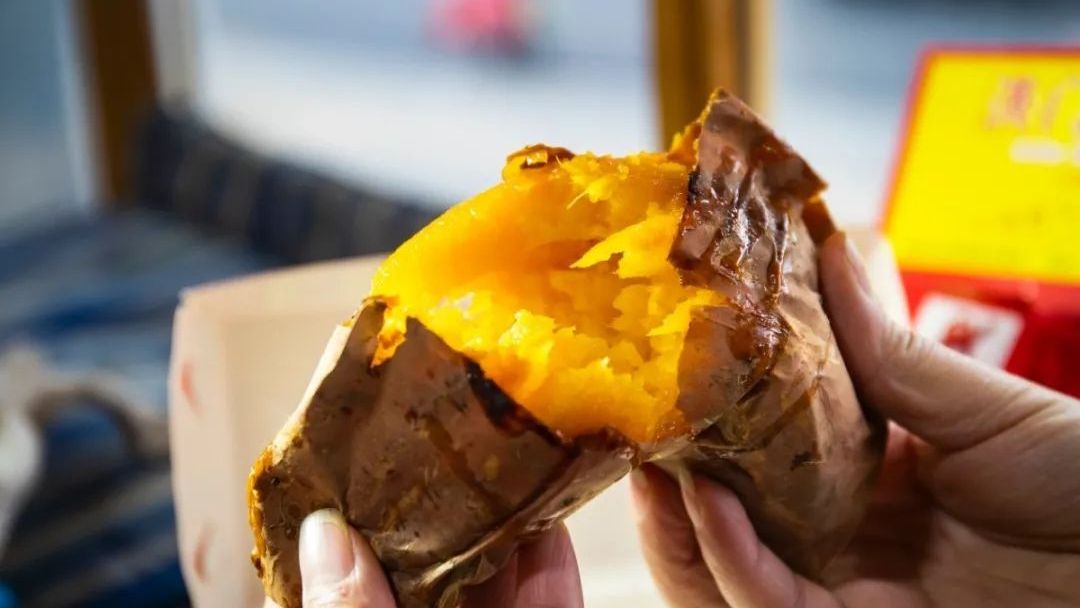 冬天的四大美食烤蜜薯糖炒栗子,冬日必吃烤红薯糖炒栗子奶茶