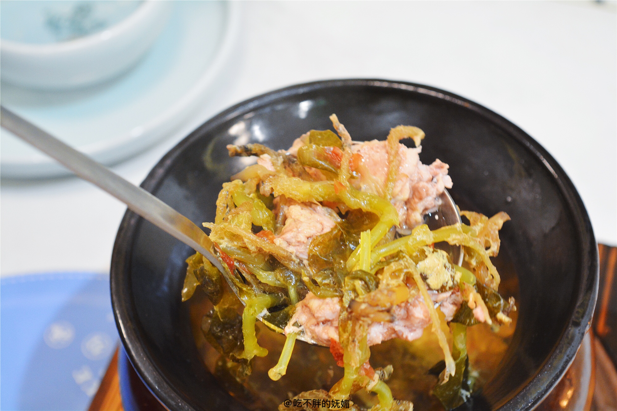 厨师拖着砂煲小跑上菜，这份200℃的广式沸腾，你不尝尝？