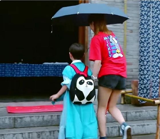 为给孩子减压，她做了全球最轻的书包，深受黄磊、姚晨等明星追捧