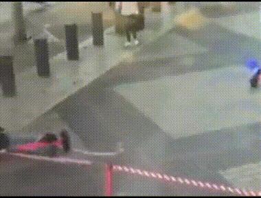 裁判，是他故意撞倒我的！搞笑动图