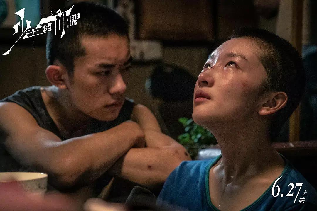 周冬雨和易烊千玺的吻戏少年的你,周冬雨易烊千玺少年的你剧照合影