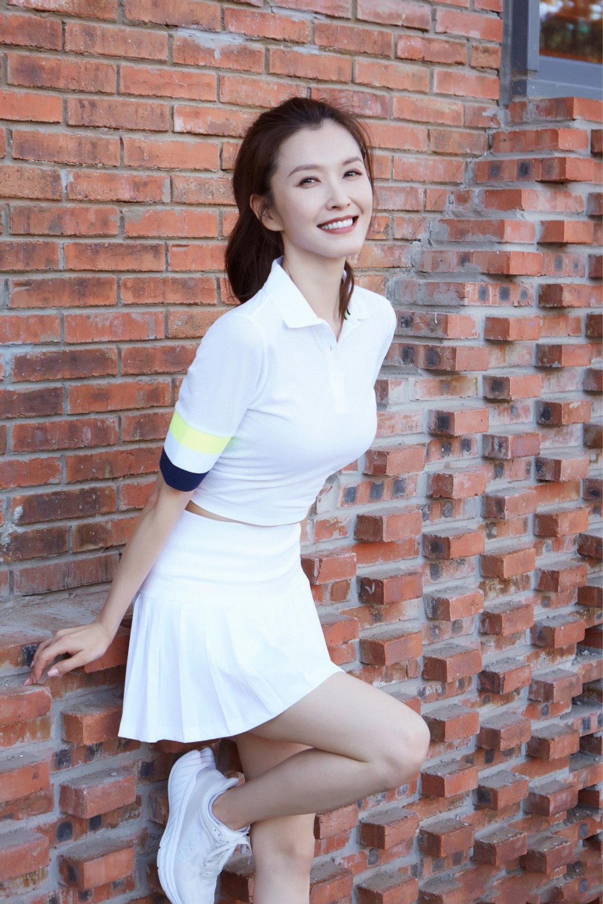 徐洁儿穿条纹裙子的视频,徐洁儿黑白刺绣裙